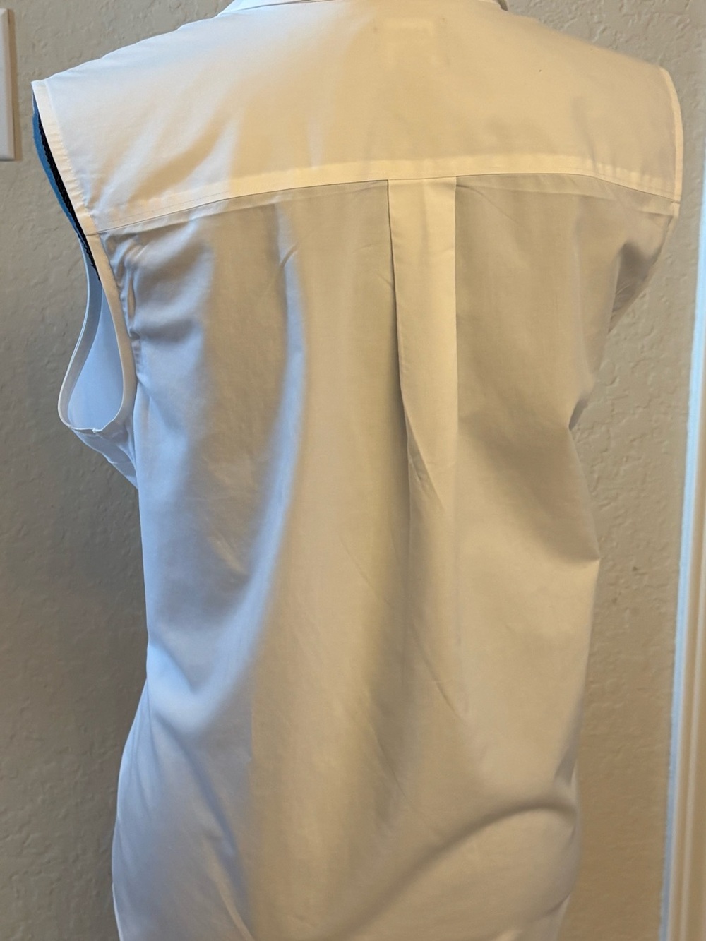 Lands' End Sleeveless White Button-Down Shirt. - Picture 4 of 7